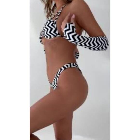 Aguaviva Swim Chevron Stripe Bikini with Matching Arm Sleeves - Picture 9 of 9